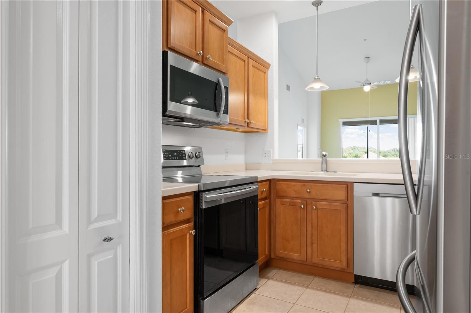 Image 16 of 56 For 915 Fairwaycove Lane 204