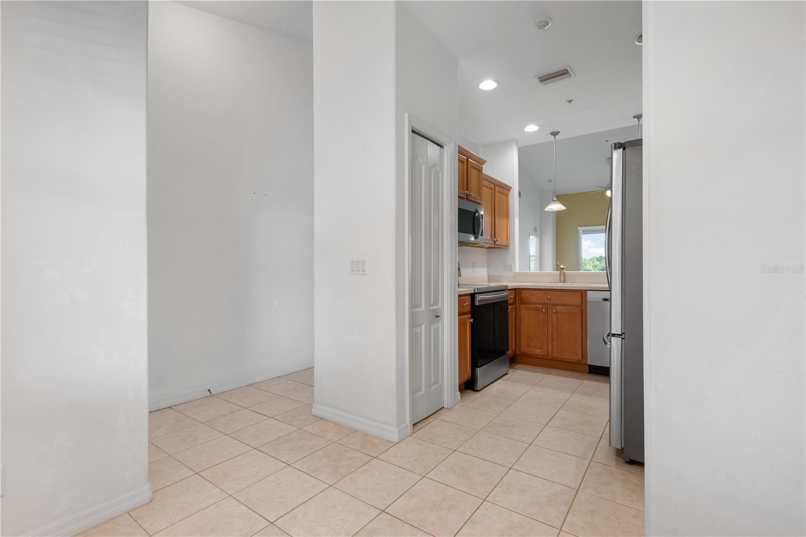 Image 18 of 56 For 915 Fairwaycove Lane 204