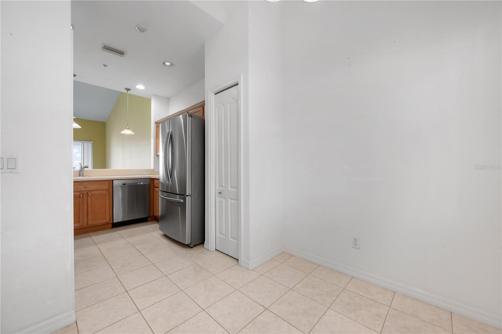 Image 19 of 56 For 915 Fairwaycove Lane 204