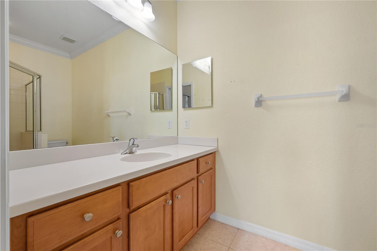 Image 25 of 56 For 915 Fairwaycove Lane 204