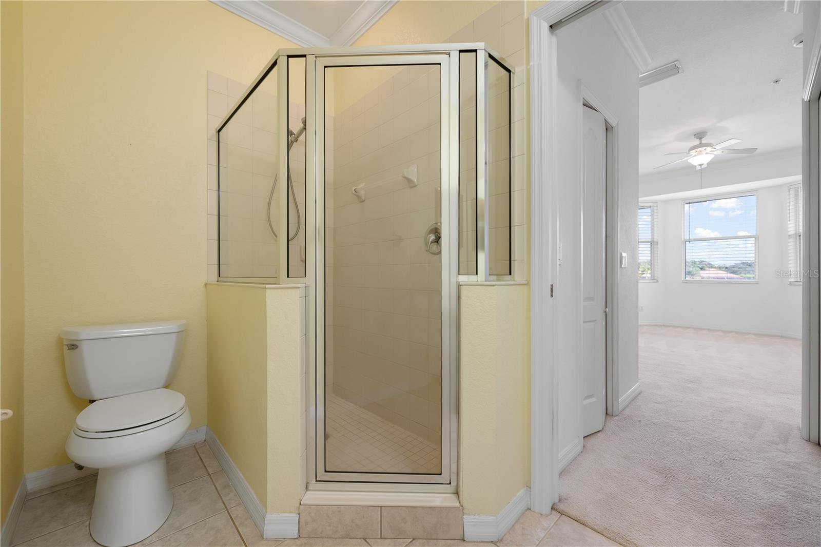 Image 26 of 56 For 915 Fairwaycove Lane 204