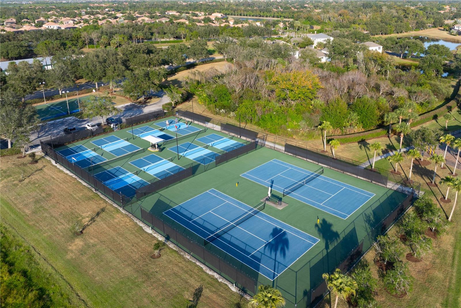 Image 44 of 56 For 915 Fairwaycove Lane 204