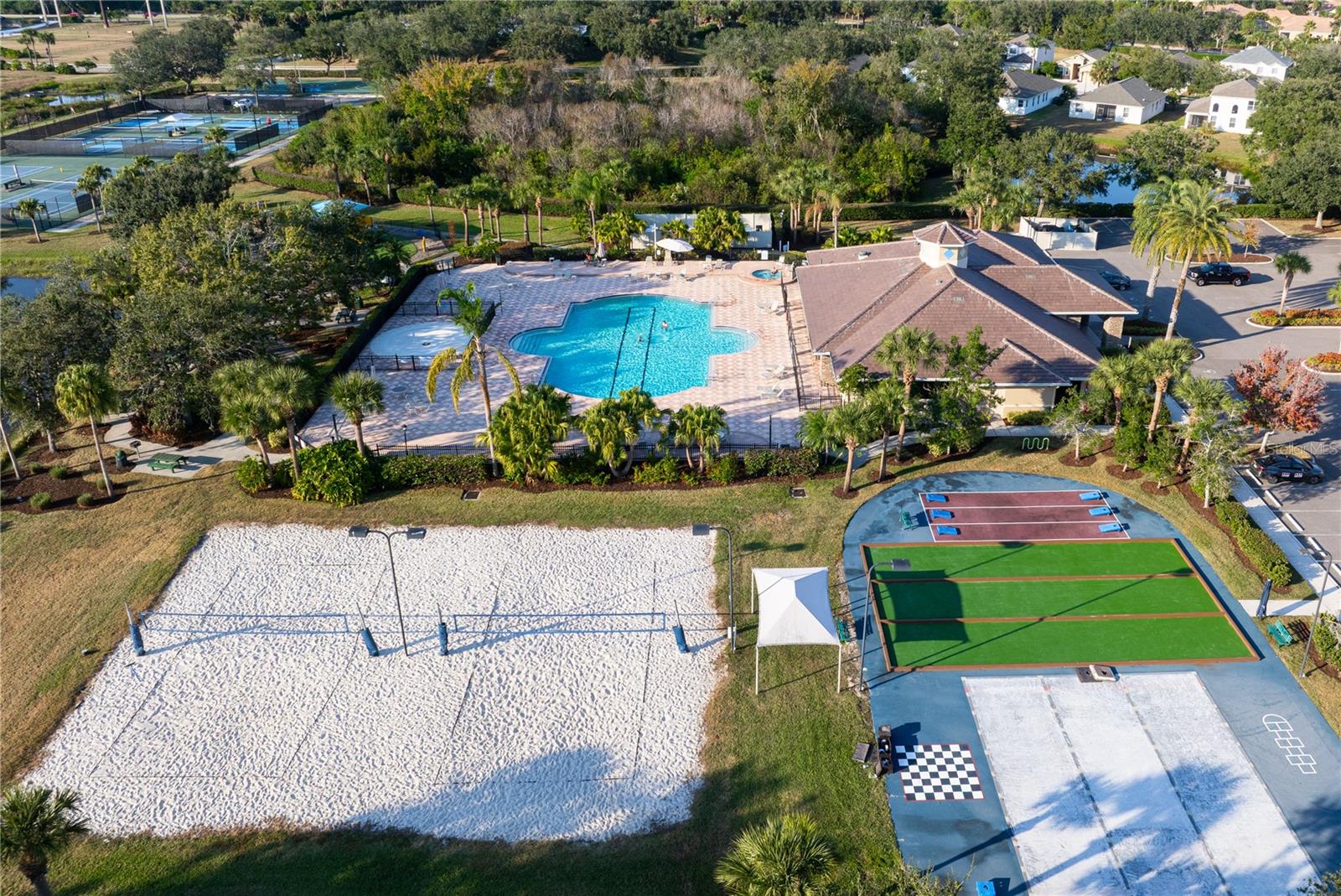 Image 46 of 56 For 915 Fairwaycove Lane 204