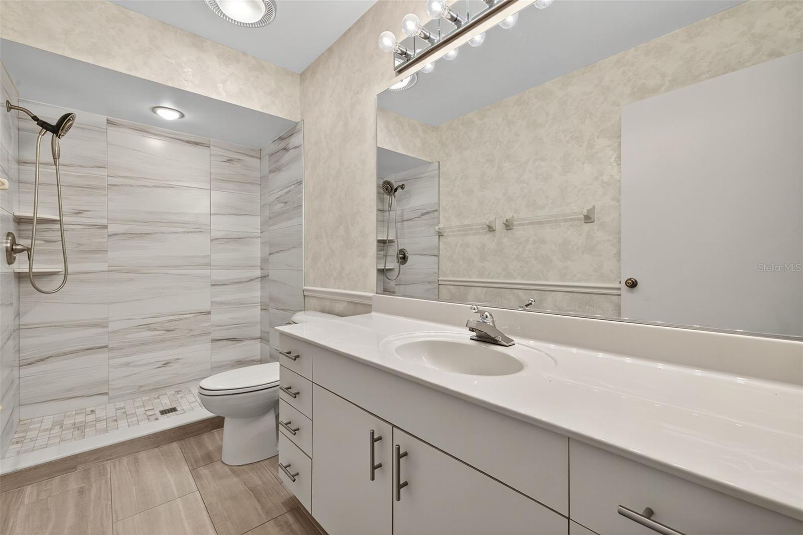 Image 21 of 25 For 2509 Locksley Street 237