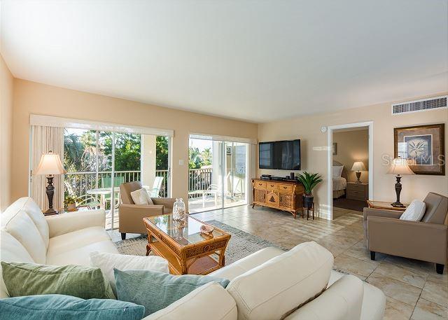 Image 11 of 39 For 5962 Midnight Pass Road 129