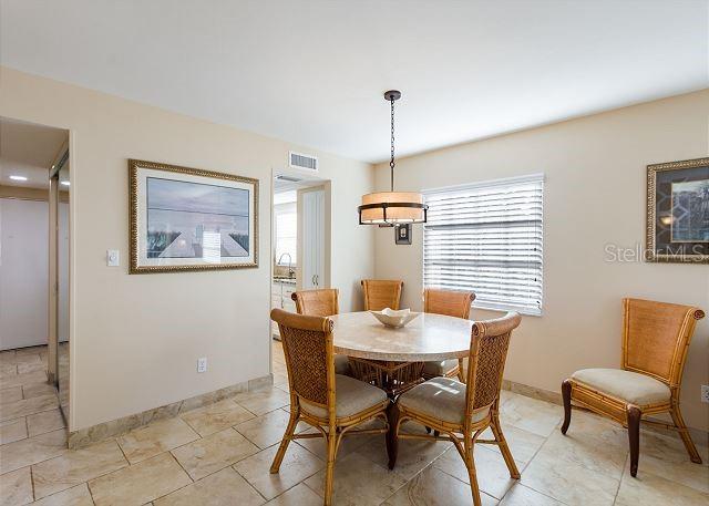 Image 14 of 39 For 5962 Midnight Pass Road 129