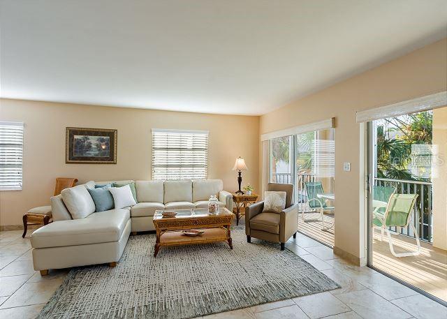 Image 15 of 39 For 5962 Midnight Pass Road 129