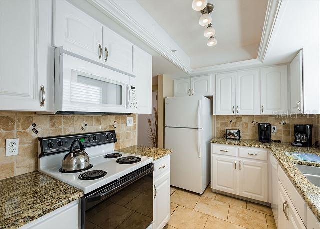 Image 17 of 39 For 5962 Midnight Pass Road 129