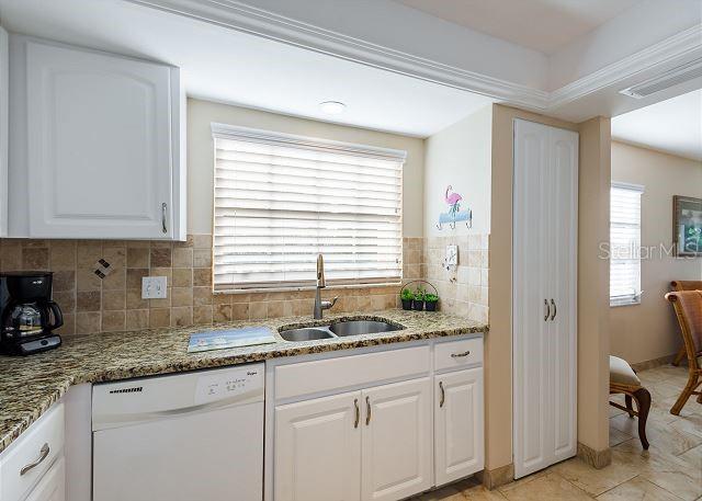 Image 18 of 39 For 5962 Midnight Pass Road 129