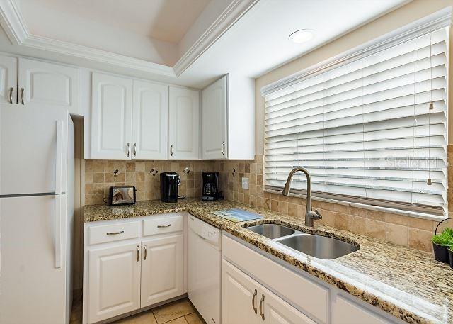 Image 19 of 39 For 5962 Midnight Pass Road 129