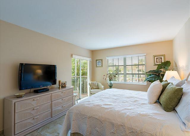 Image 21 of 39 For 5962 Midnight Pass Road 129