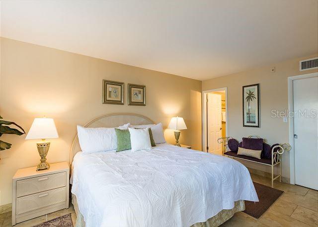 Image 22 of 39 For 5962 Midnight Pass Road 129