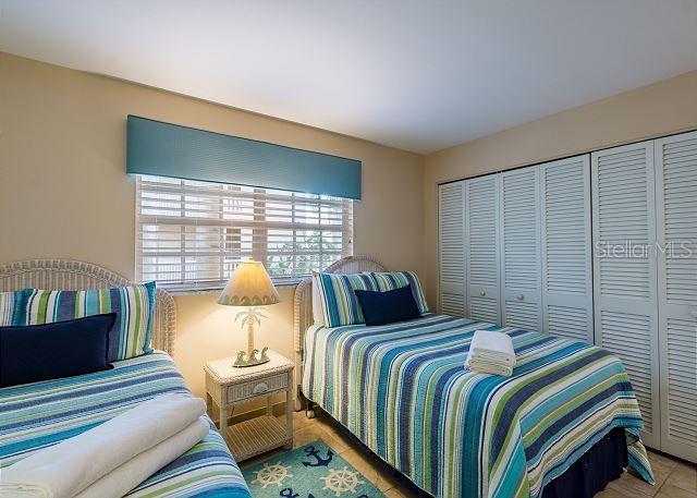 Image 25 of 39 For 5962 Midnight Pass Road 129