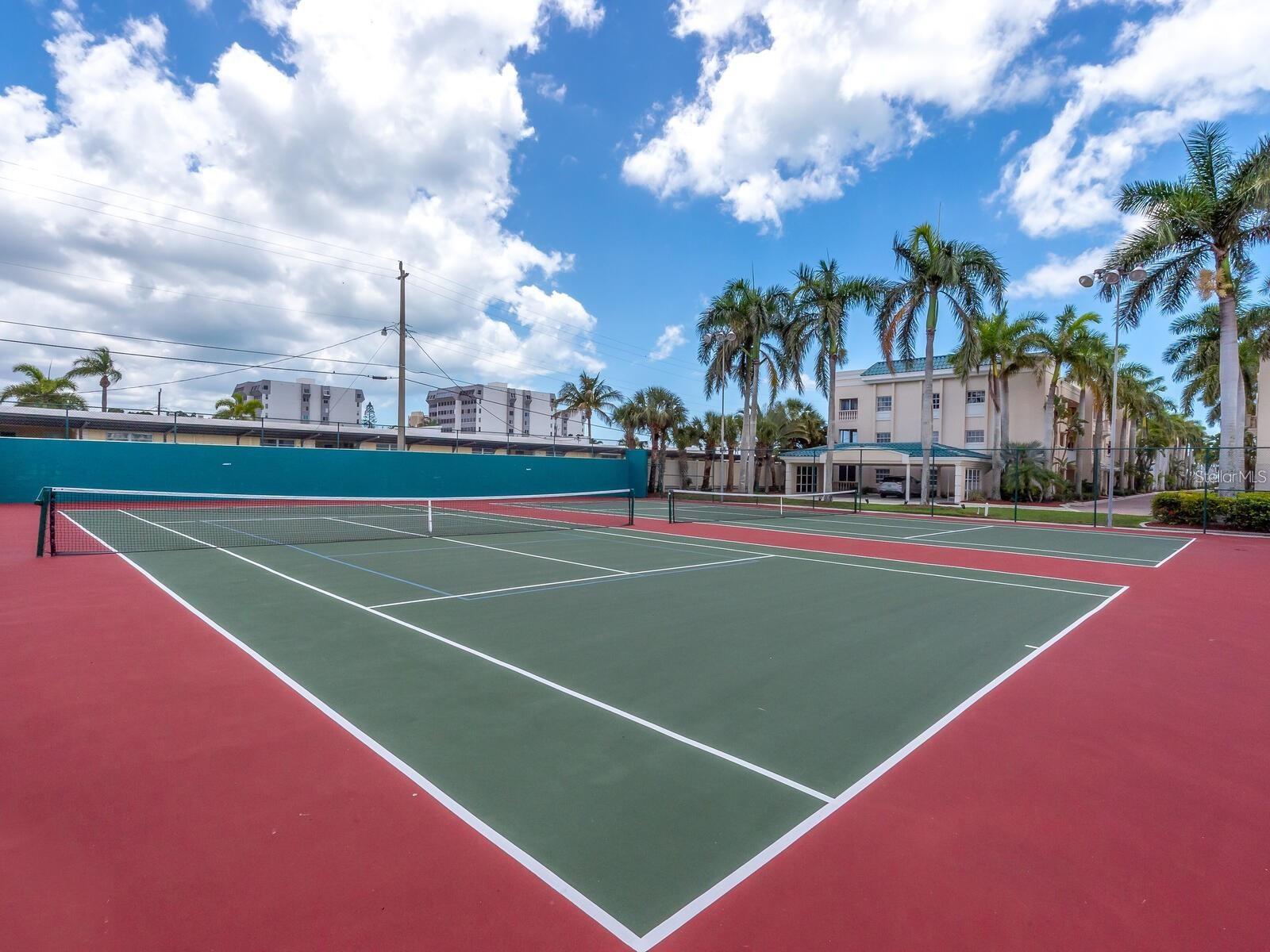 Image 31 of 39 For 5962 Midnight Pass Road 129