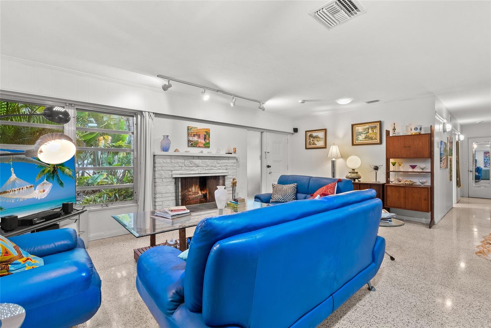 Image 5 of 30 For 2207 Hickory Avenue