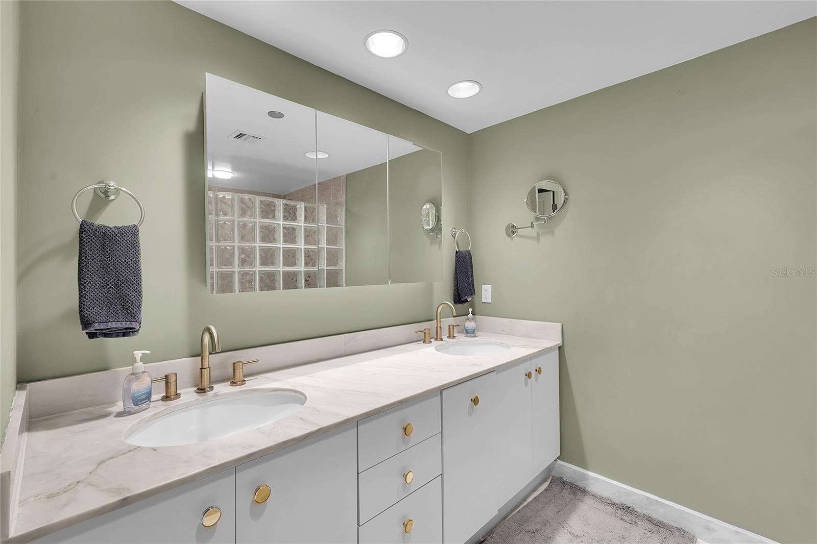 Image 15 of 78 For 775 Longboat Club Road 705