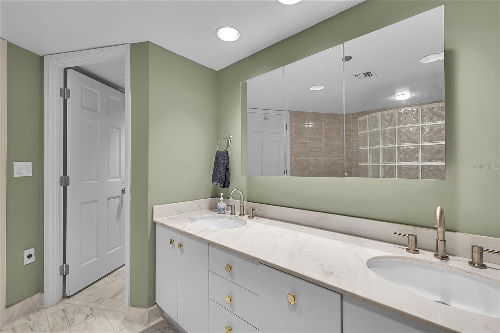 Image 17 of 78 For 775 Longboat Club Road 705