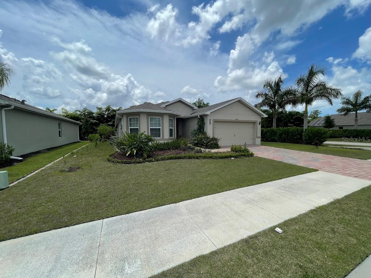 Image 4 of 40 For 690 Hadley Place E