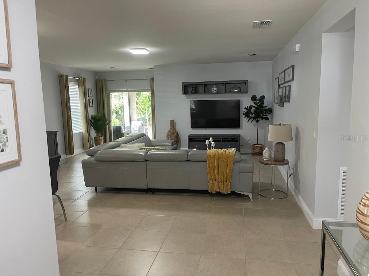 Image 5 of 40 For 690 Hadley Place E