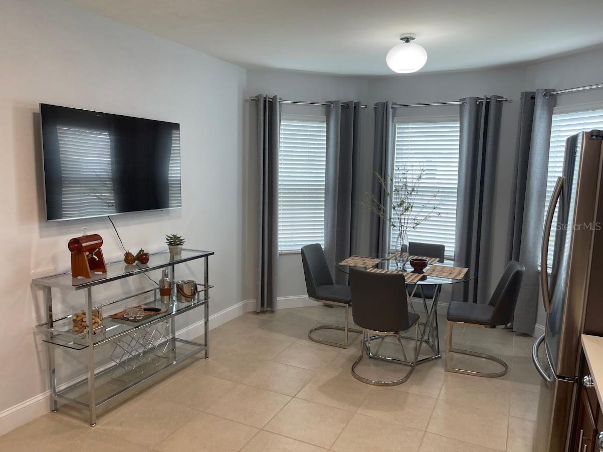 Image 9 of 40 For 690 Hadley Place E