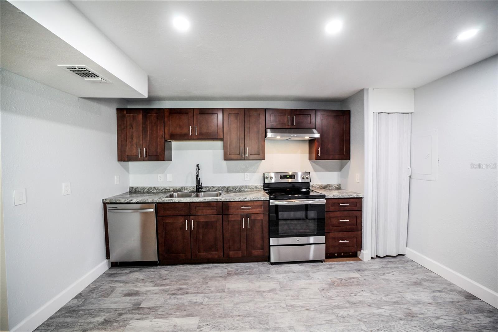 Image 6 of 19 For 331 Amherst Avenue 56