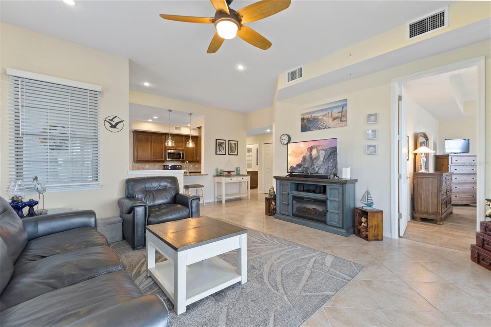 Image 7 of 52 For 117 Porta Vecchio Bend 102