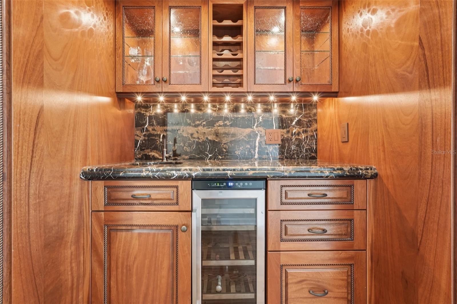 Listing photo id 13 for 44 Tidy Island Boulevard