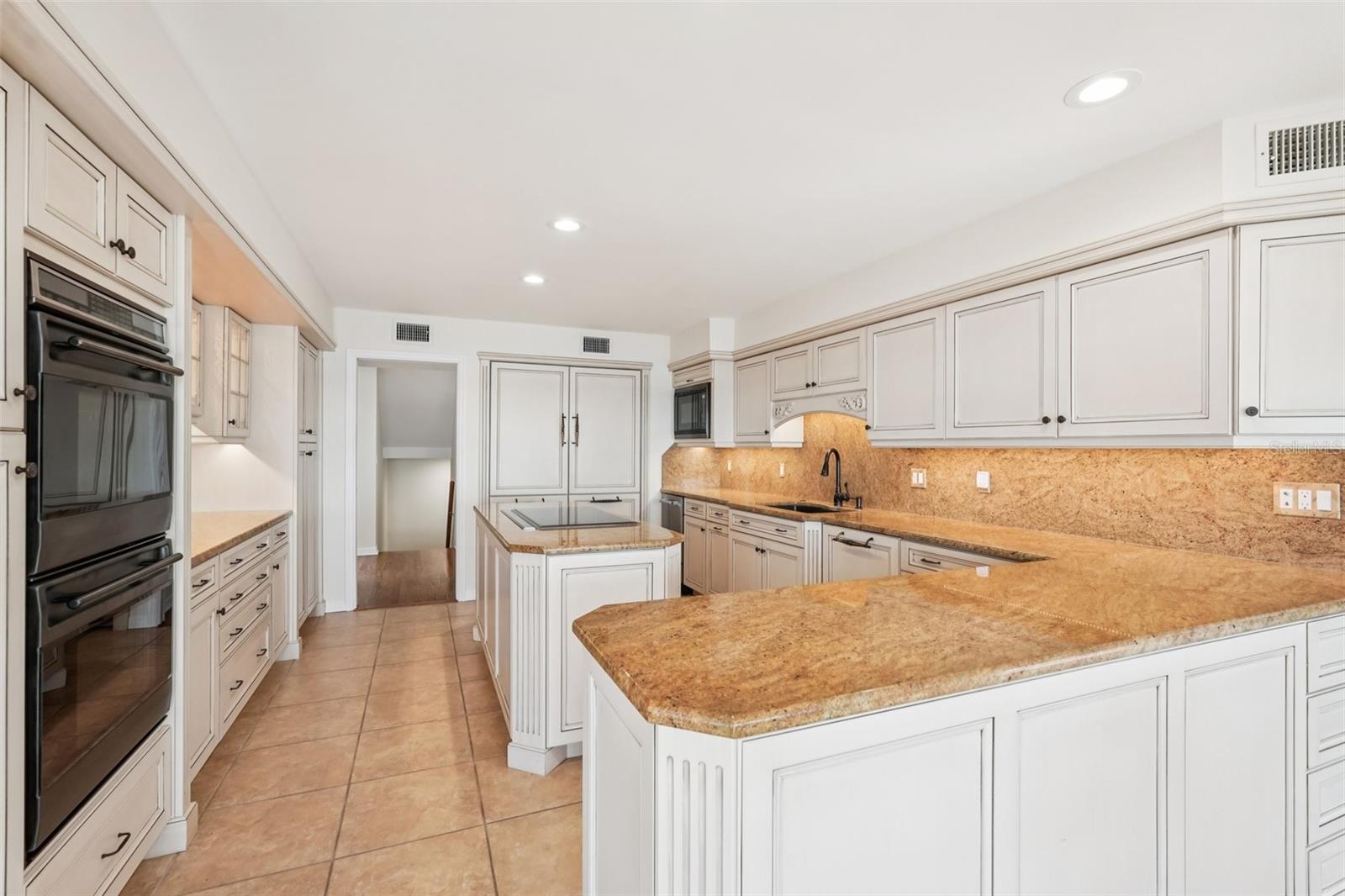 Listing photo id 21 for 44 Tidy Island Boulevard