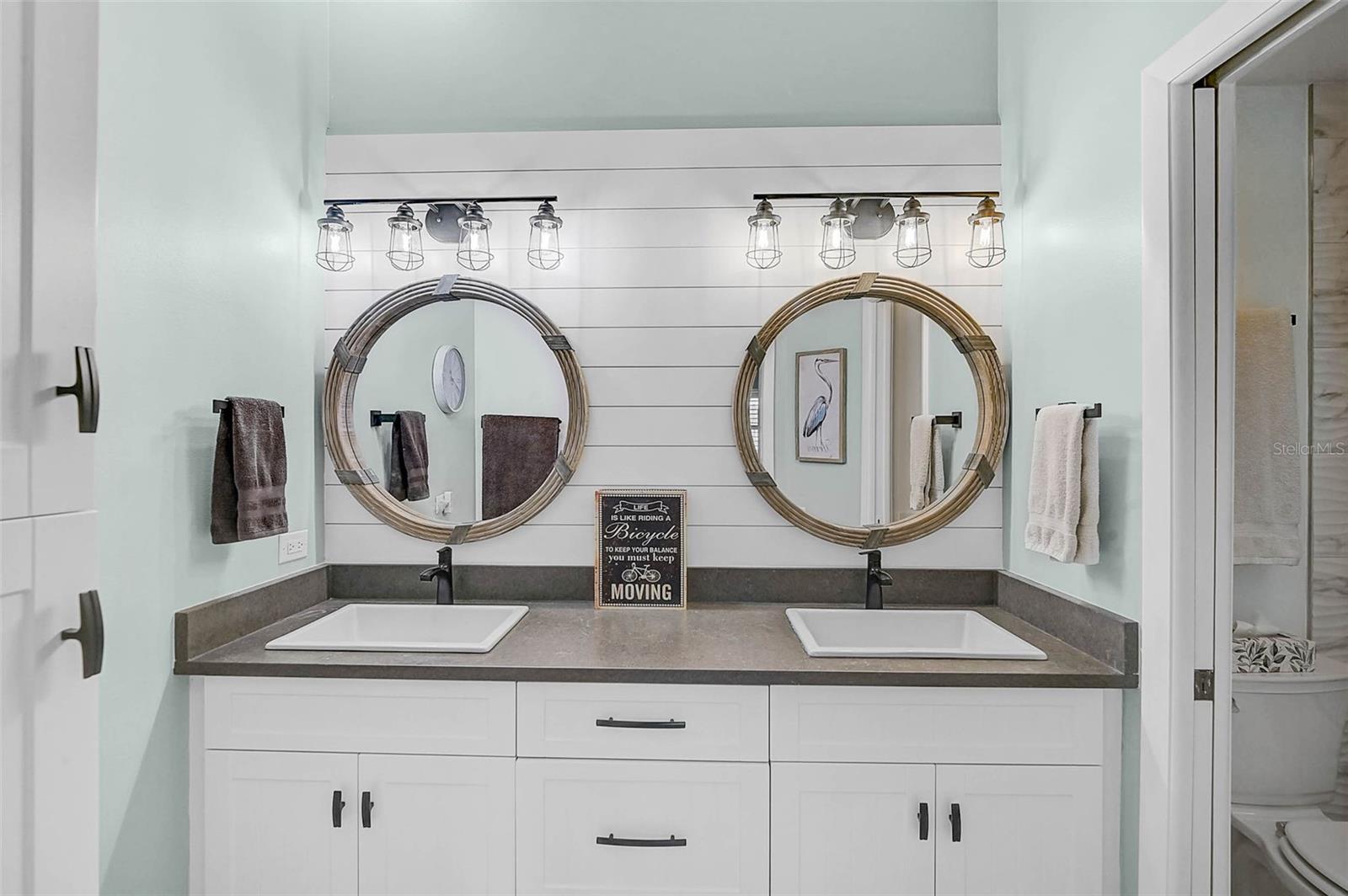 Image 18 of 44 For 4934 Clubview Court E