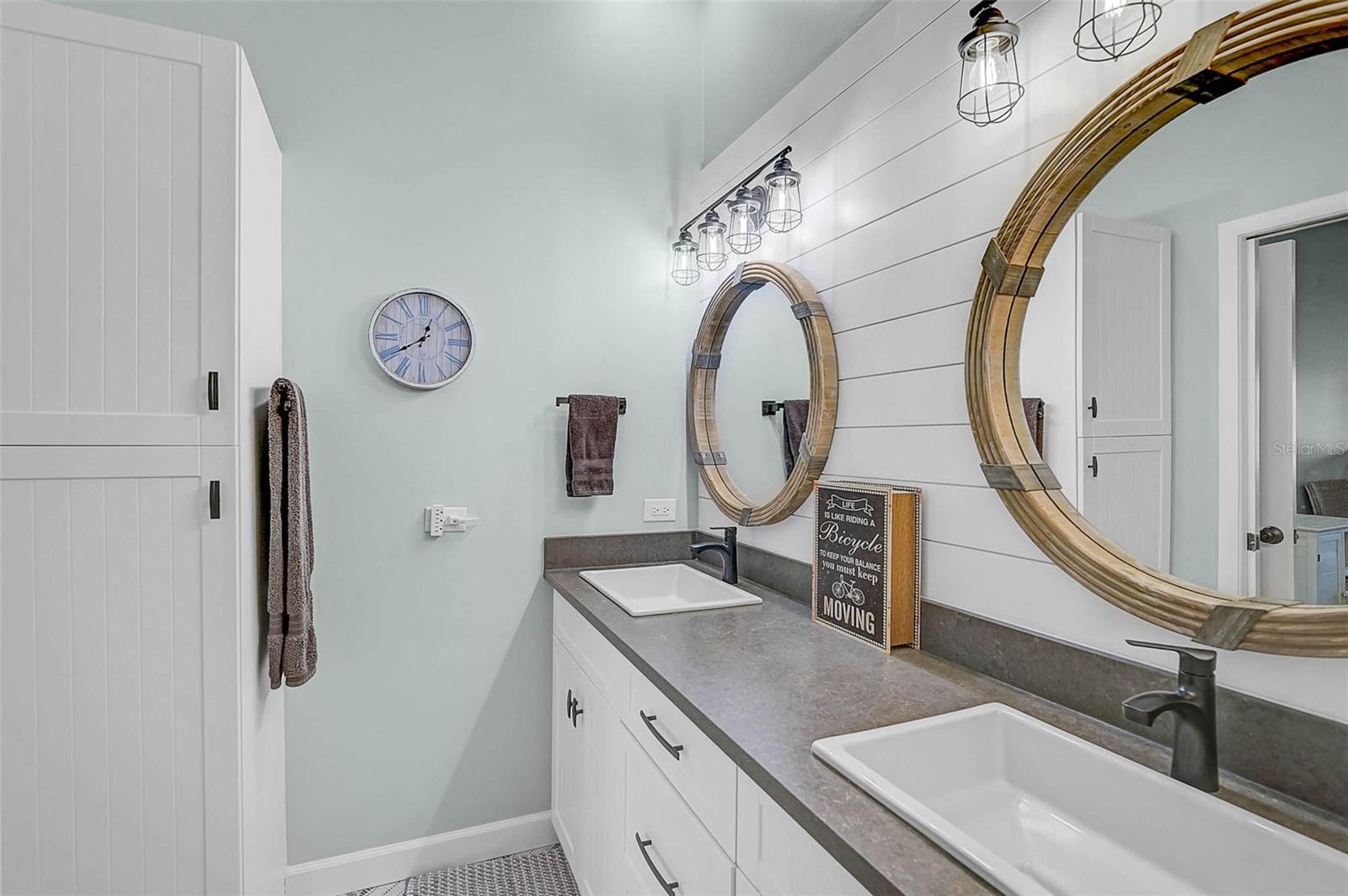 Image 21 of 44 For 4934 Clubview Court E