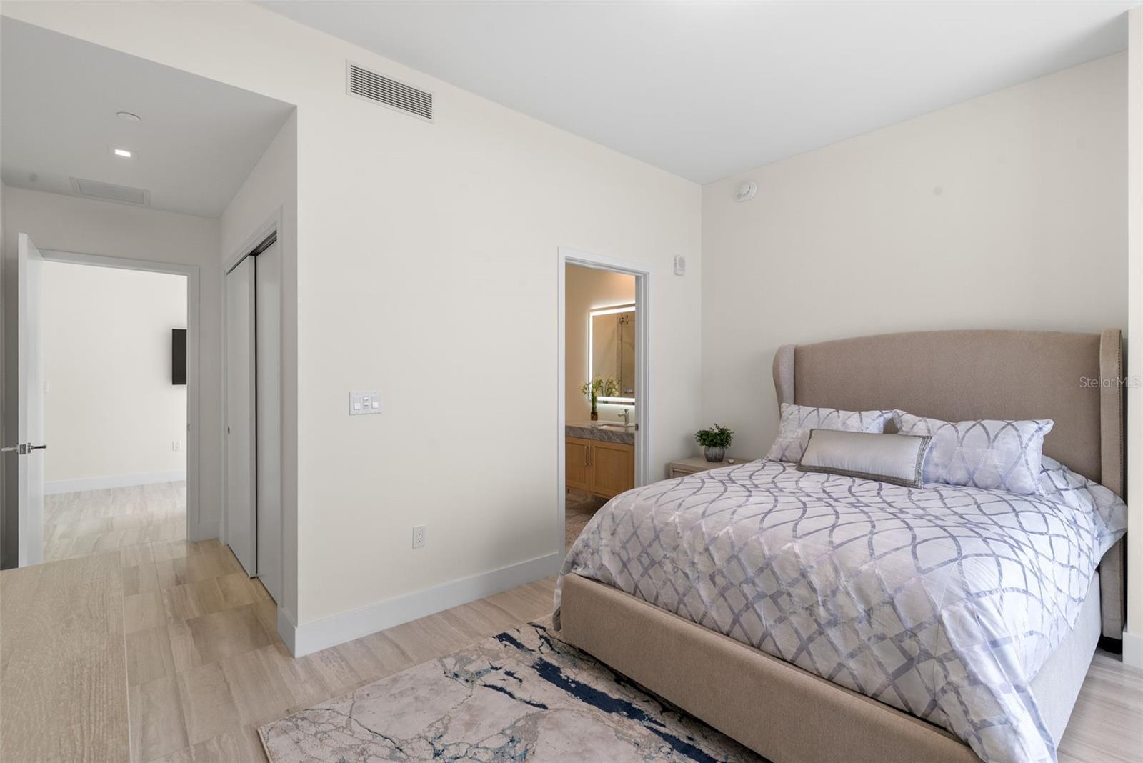 Listing photo id 38 for 3101 Bayshore Boulevard 2004