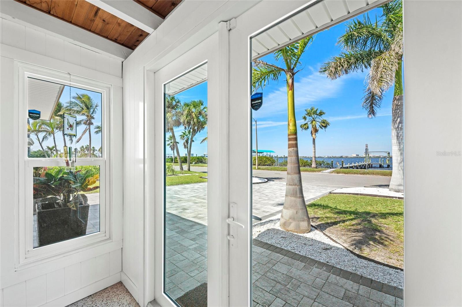 Image 11 of 66 For 2014 Riverside Drive E