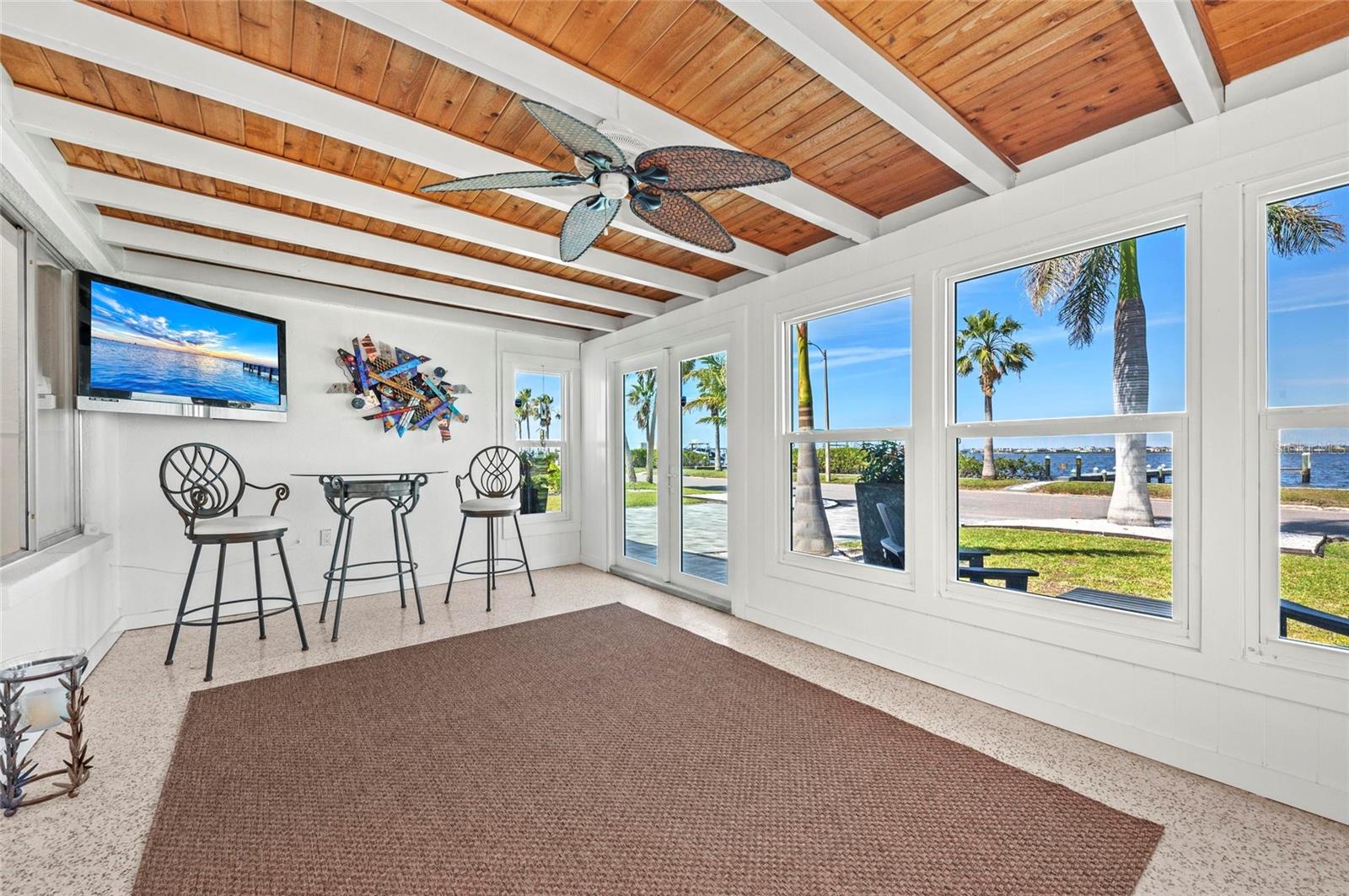 Image 12 of 66 For 2014 Riverside Drive E