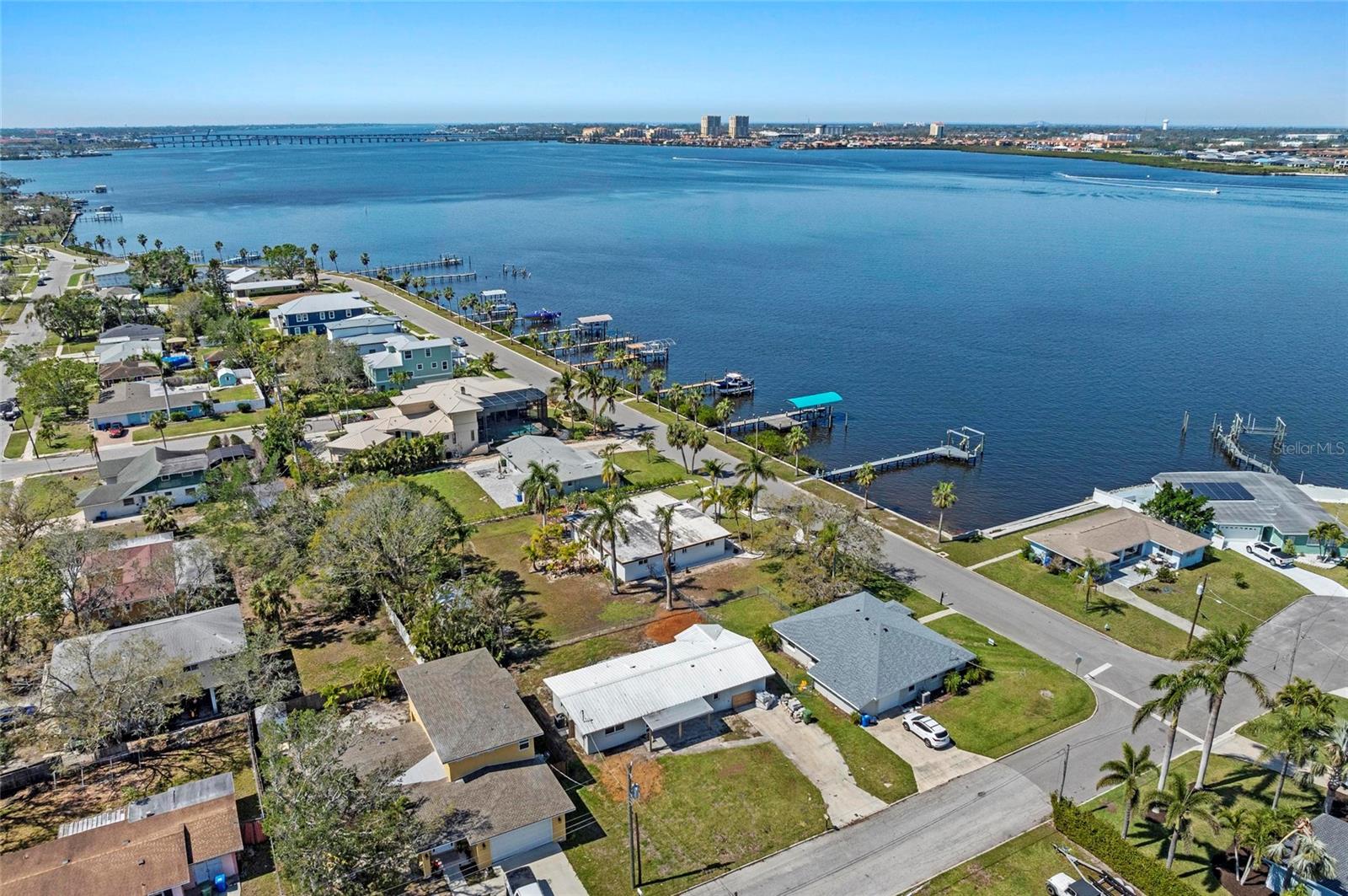 Image 47 of 66 For 2014 Riverside Drive E