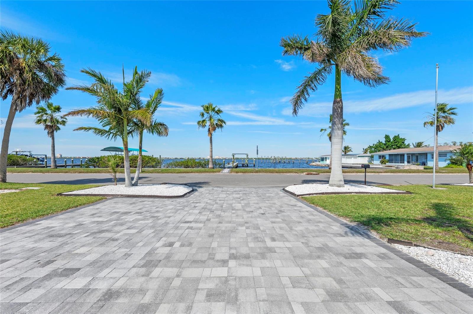 Image 8 of 66 For 2014 Riverside Drive E