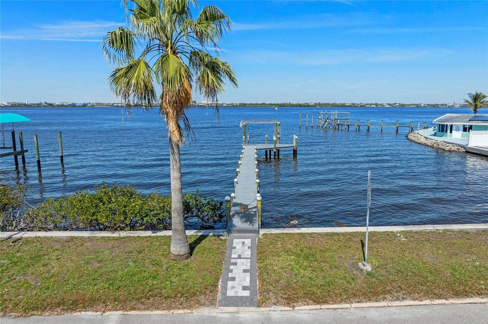 Image 9 of 66 For 2014 Riverside Drive E