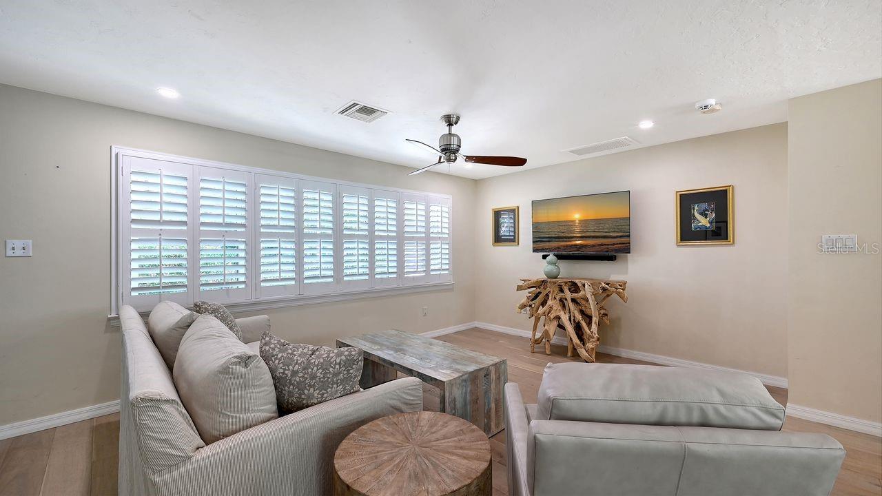 Listing photo id 11 for 4810 Bay Shore Road