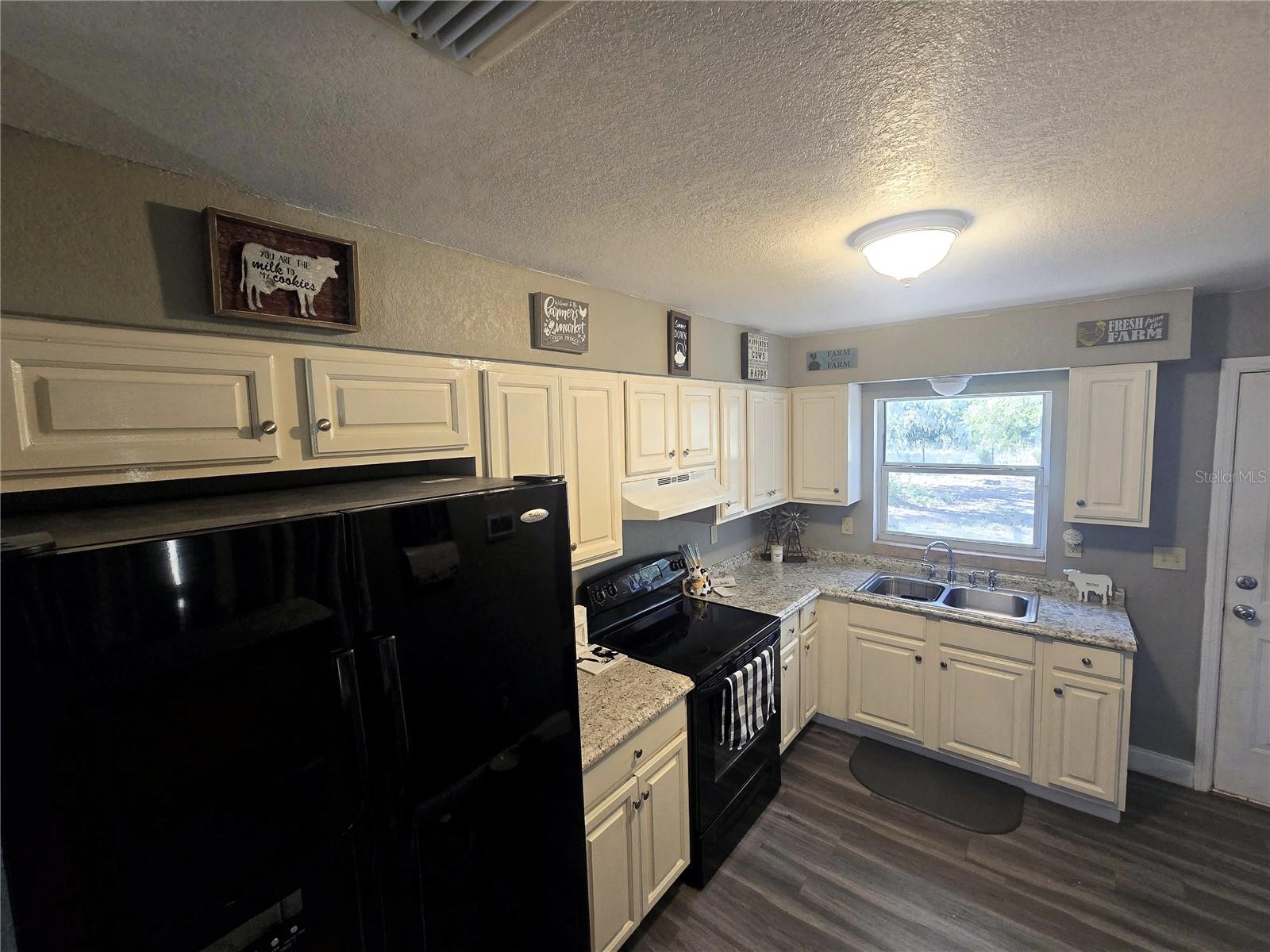 Listing photo id 8 for 4827 Myrick Avenue