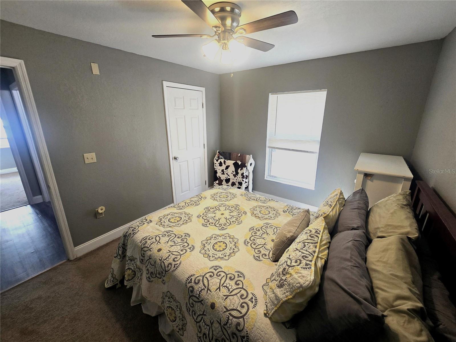 Listing photo id 12 for 4827 Myrick Avenue