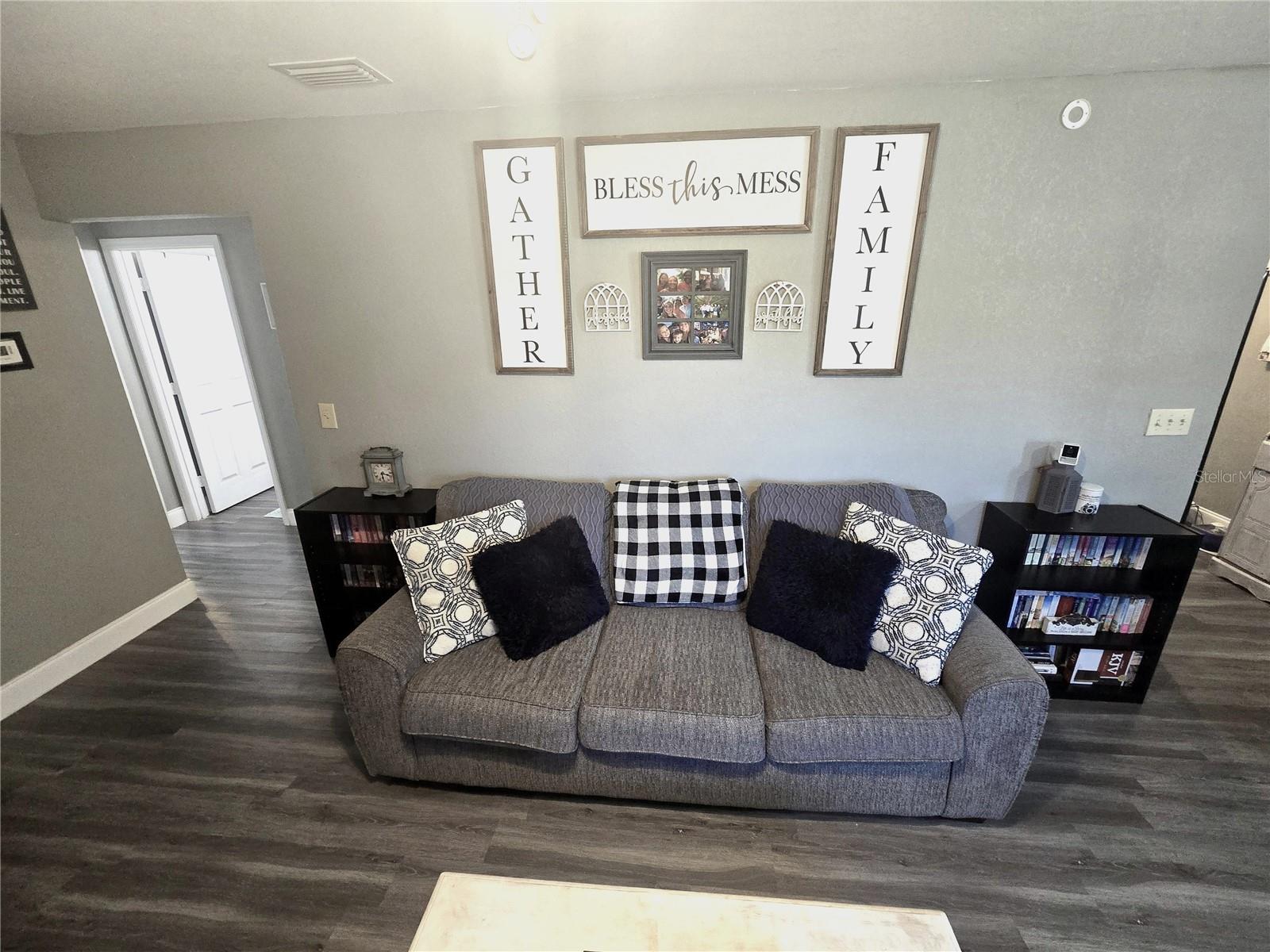 Listing photo id 4 for 4827 Myrick Avenue