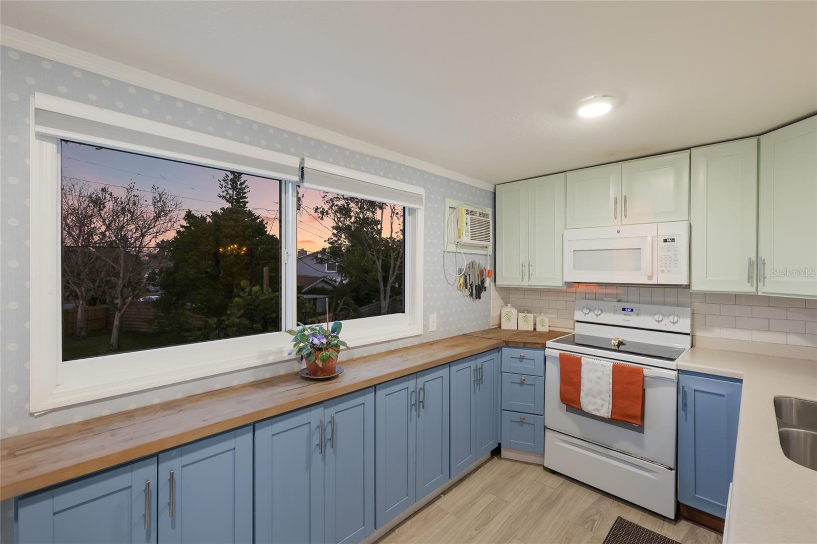 Image 19 of 44 For 724 44th Street Court W