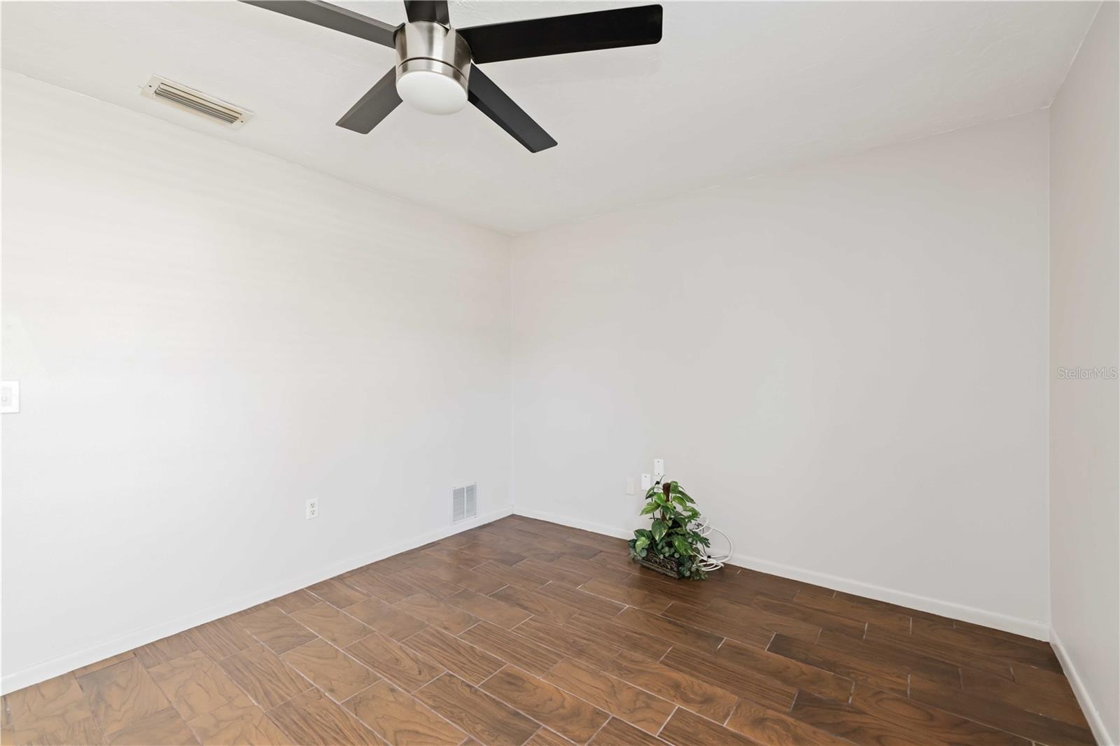 Image 22 of 37 For 4202 Center Pointe Lane 30