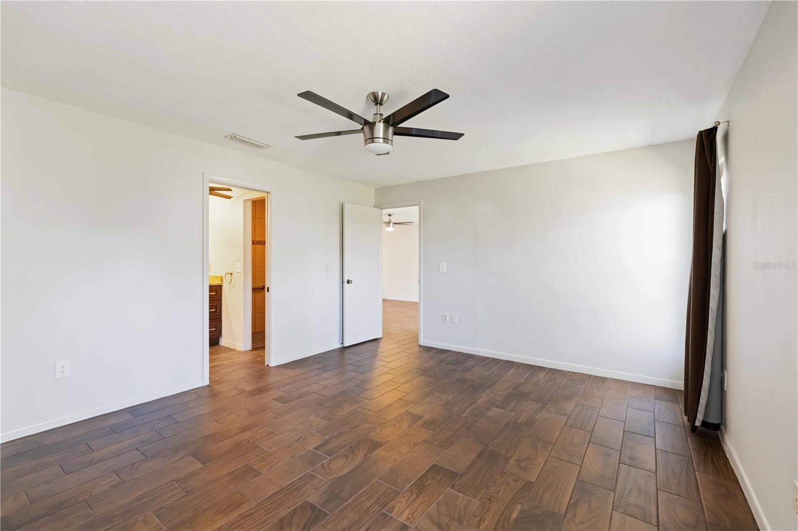 Image 26 of 37 For 4202 Center Pointe Lane 30