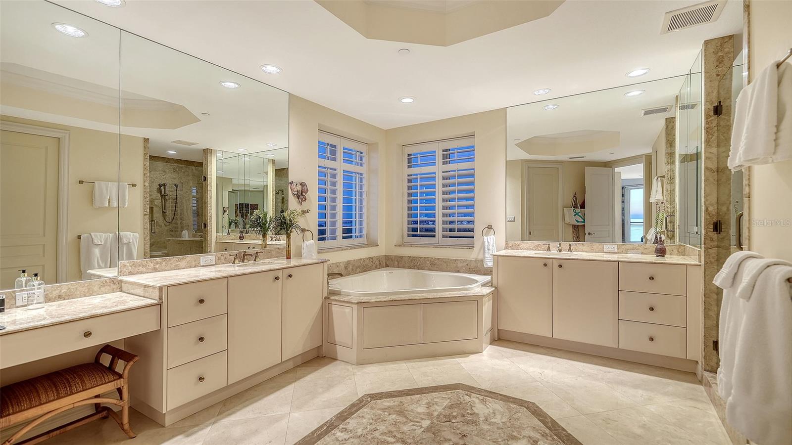 Image 20 of 41 For 2052 Benjamin Franklin Drive D702