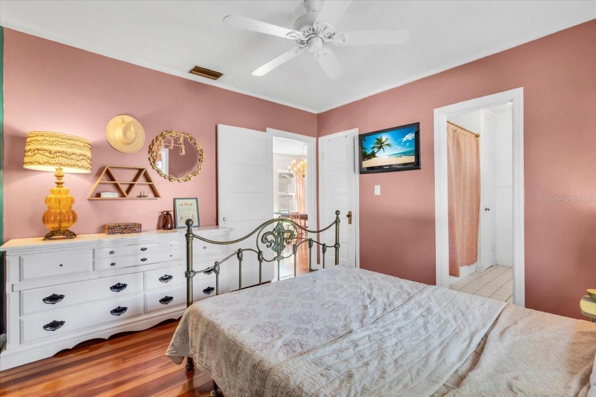 Image 18 of 49 For 610 22nd Street W