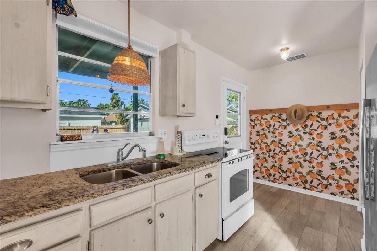 Image 33 of 49 For 610 22nd Street W