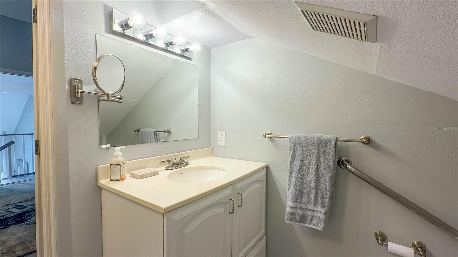 Image 33 of 44 For 4410 Warren Avenue 216