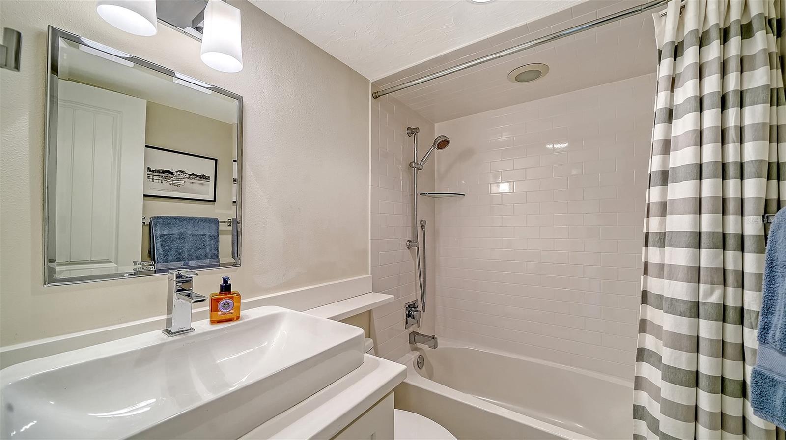 Image 25 of 69 For 8773 Midnight Pass Road 204g