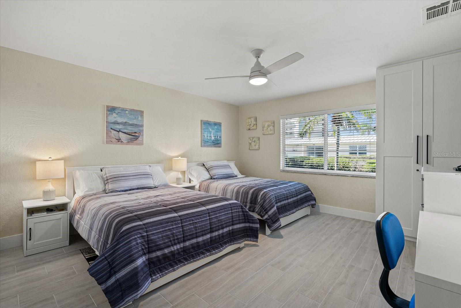 Image 12 of 27 For 5830 Midnight Pass Road 63