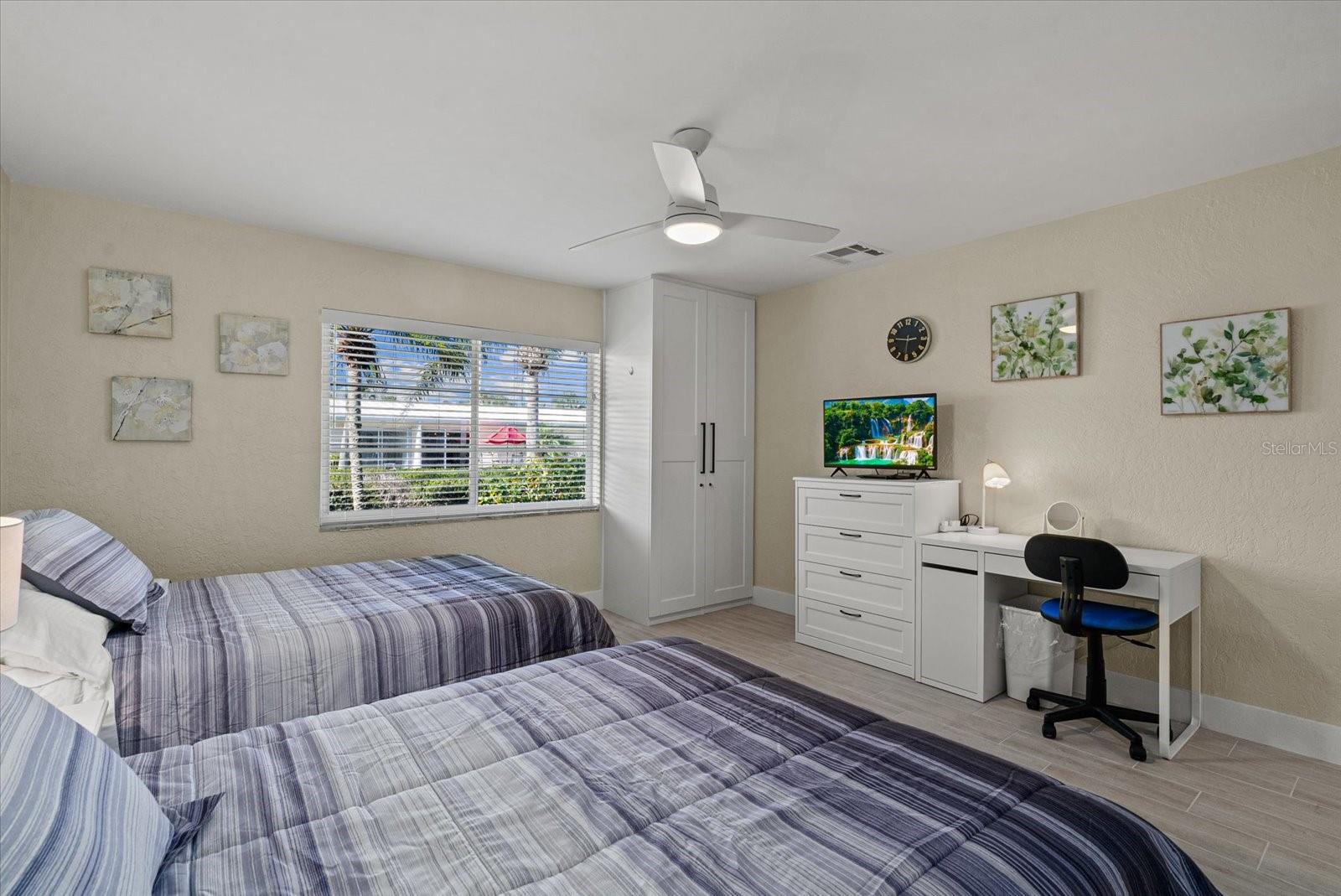 Image 13 of 27 For 5830 Midnight Pass Road 63